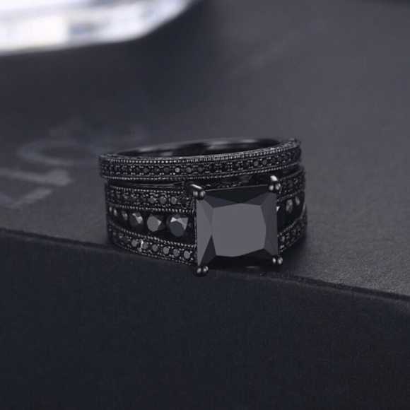 NEW 5CT Black Sapphire 18K Gold Ring - Picture 6 of 6